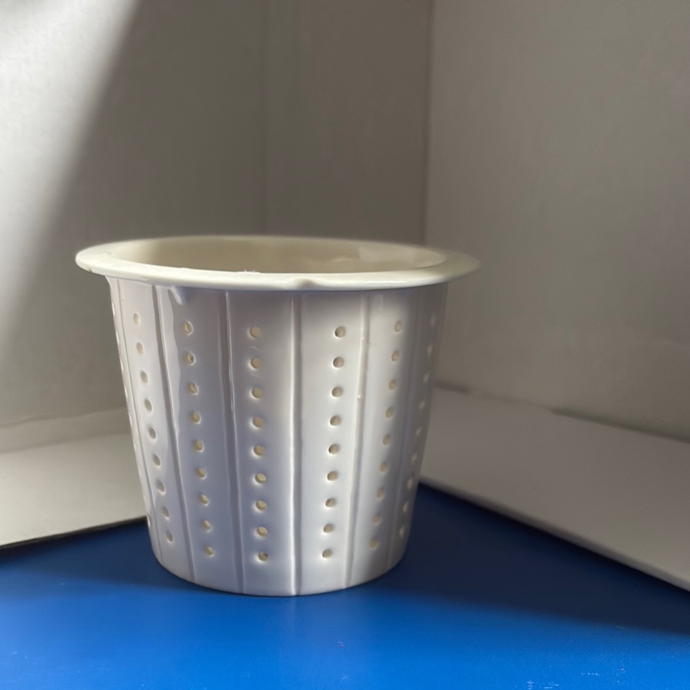 Elegant white Ceramic Tea Strainer For A Mug